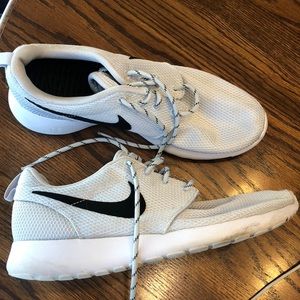 Nike roshe size 9 women